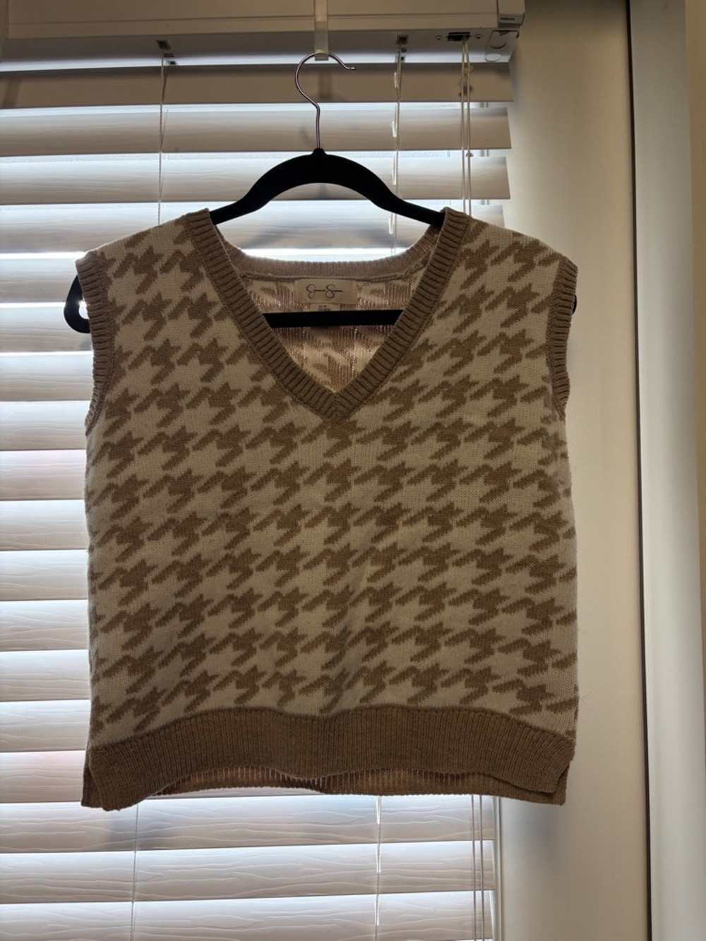 Jessica Simpson Beige & Cream Houndstooth V-Neck Sweater Vest